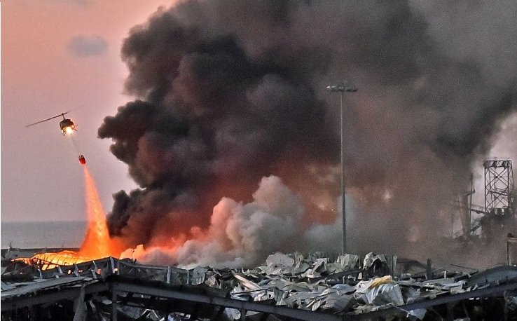 جانب من انفجار مرفأ بيروت وتظهر محاولات الطيران في إخماد النيران