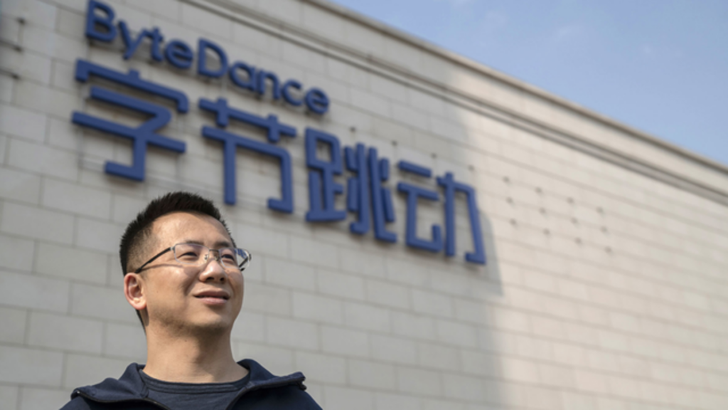 مؤسس شركة bytdance أمام مقر الشركة الرئيسي في الصين