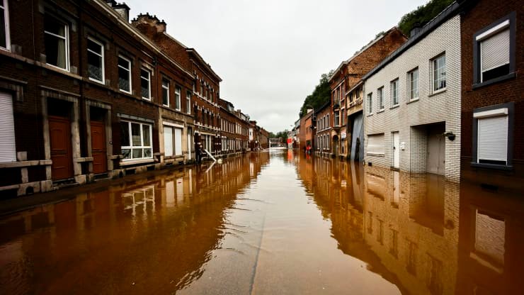 إينسيفال ، بلجيكا - 16 يوليو / تموز: مواطنون يزيلون منازلهم المتضررة من جراء الفيضانات في 16 يوليو 2021 في إنزيفال ، بلجيكا.